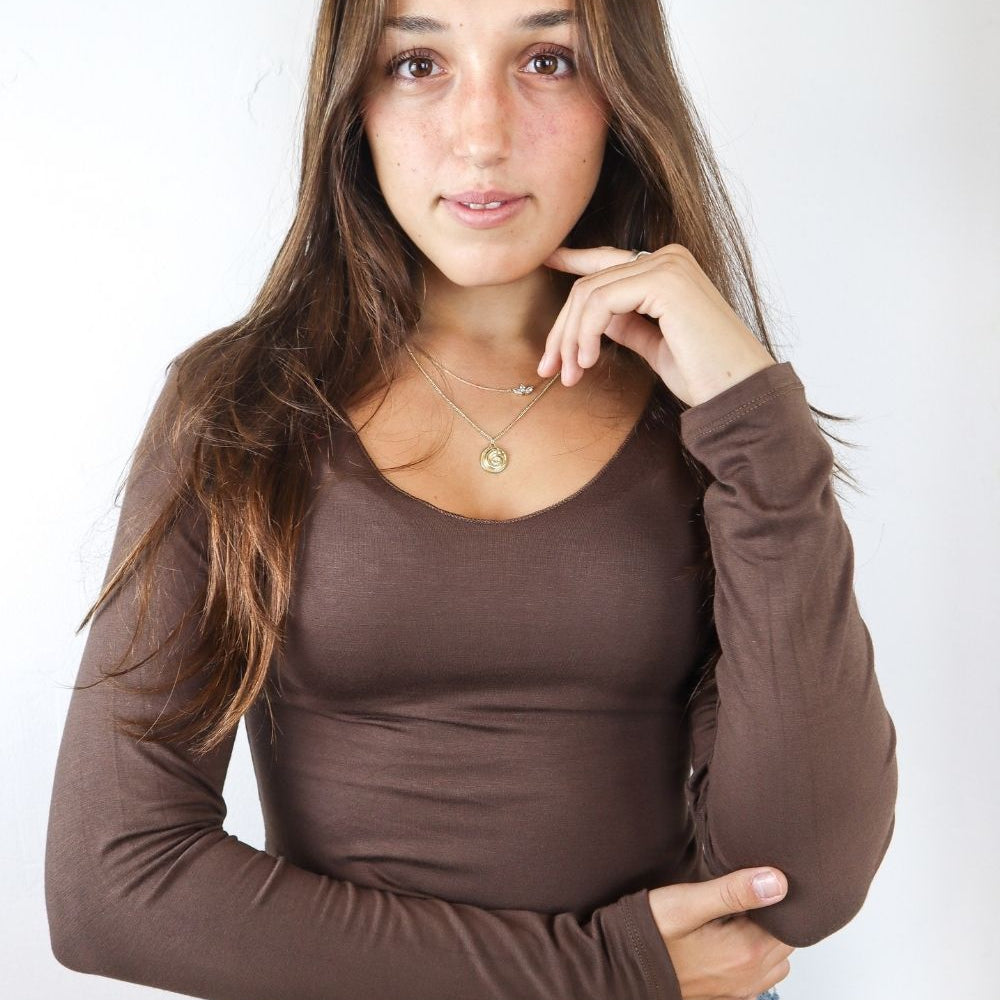 וי גזור קצרה במותן שרוול ארוך