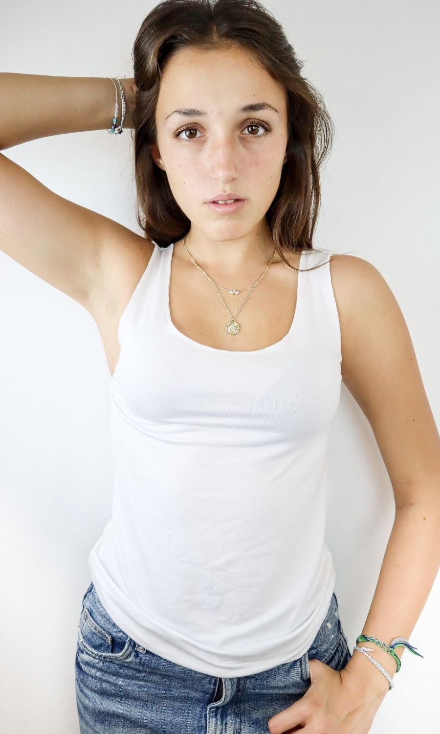 גופיה עם כתפיה רחבה