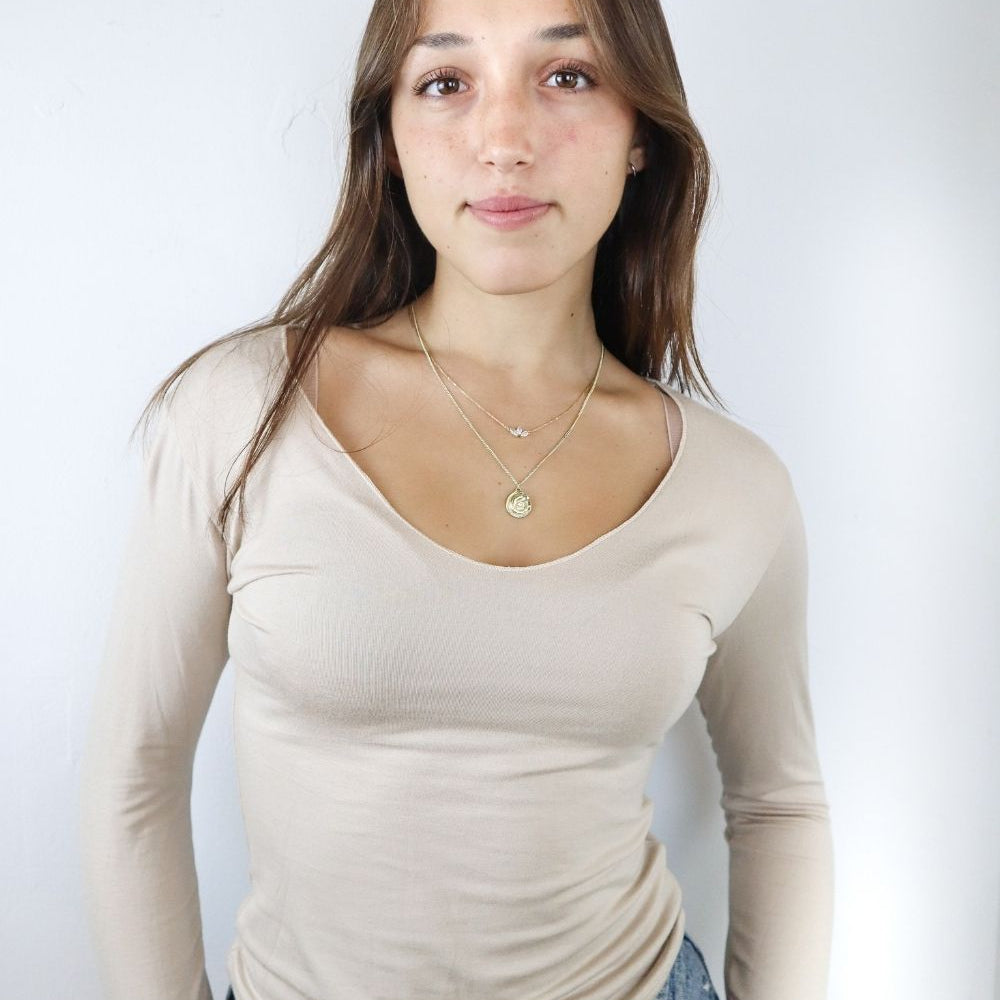 וי גזור קצרה במותן שרוול ארוך