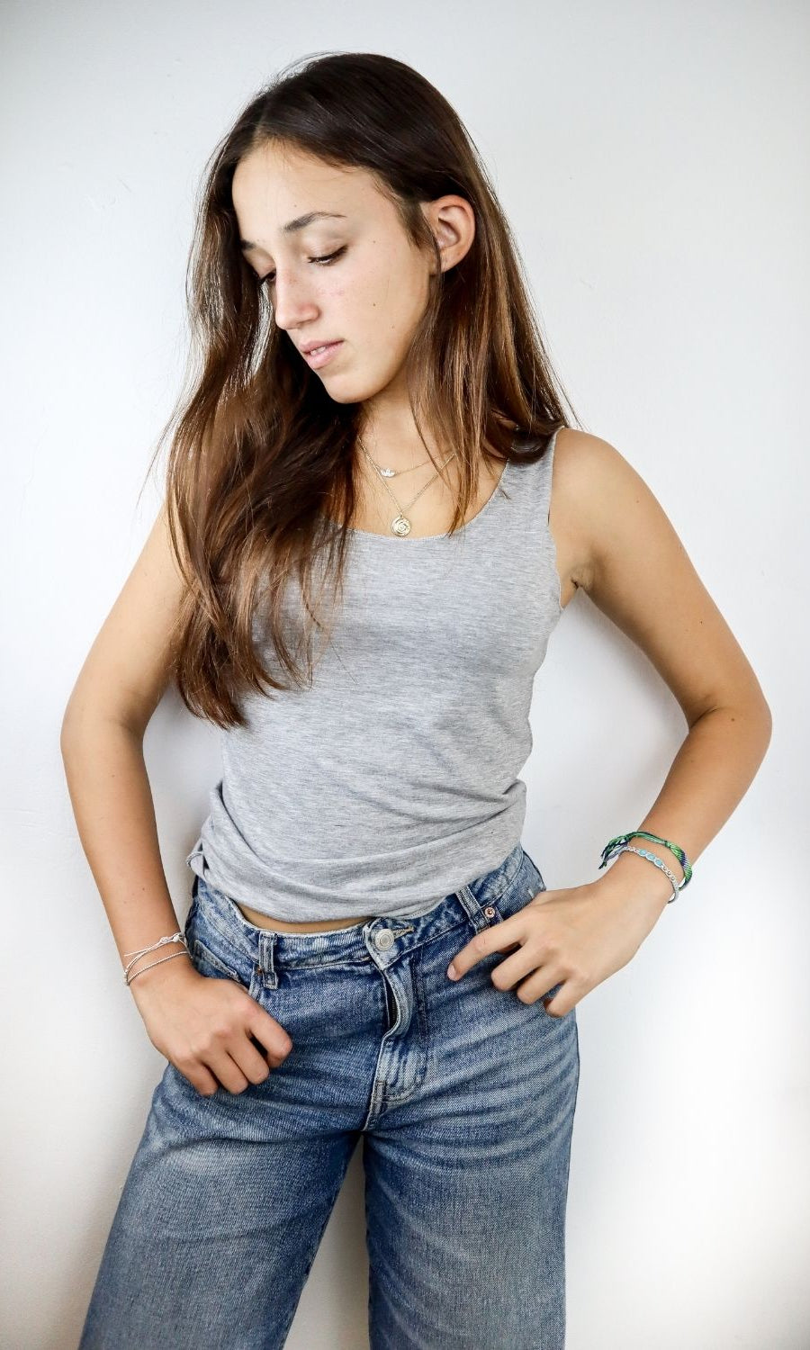 גופיה עם כתפיה רחבה