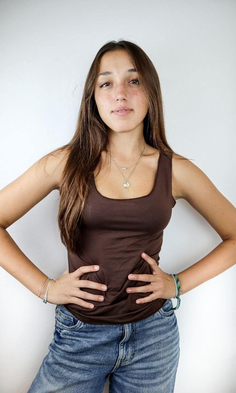 גופיה עם כתפיה רחבה חום