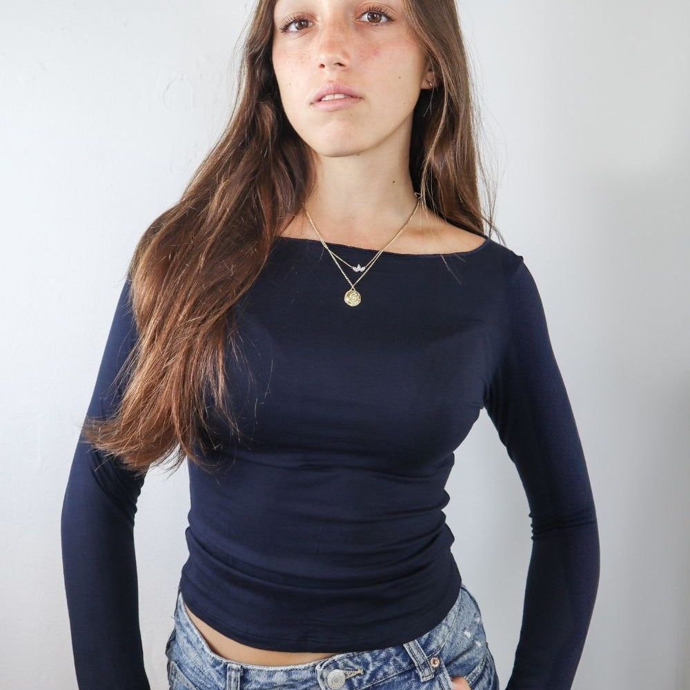ניקי גזור קצרה במותן שרוול ארוך