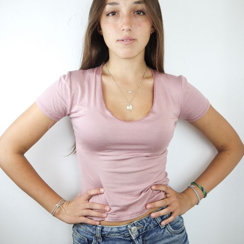 וי גזור קצרה במותן שרוול קצר