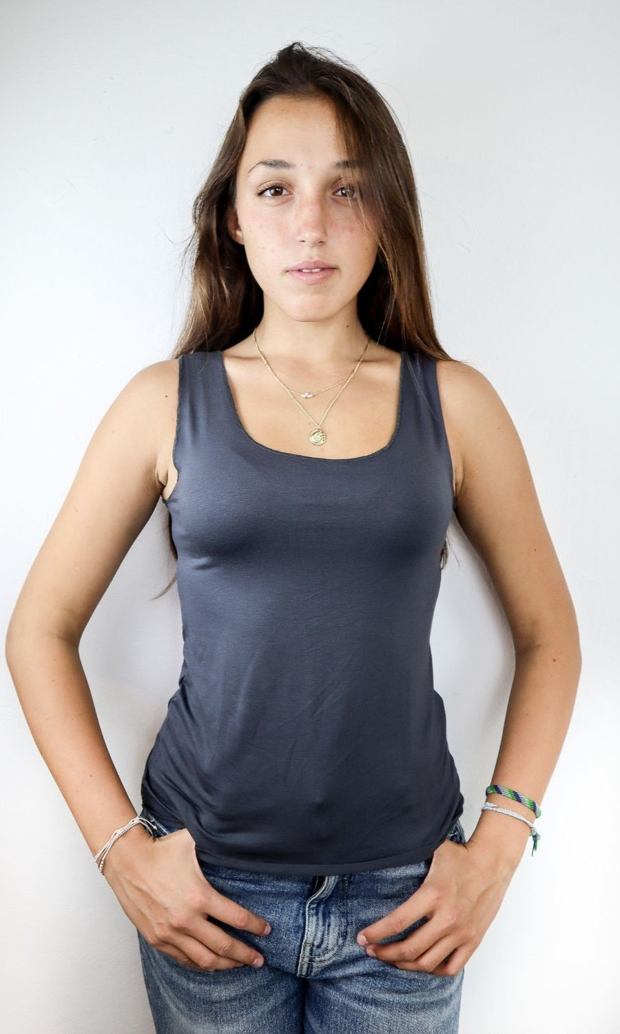 גופיה עם כתפיה רחבה אפור פלדה