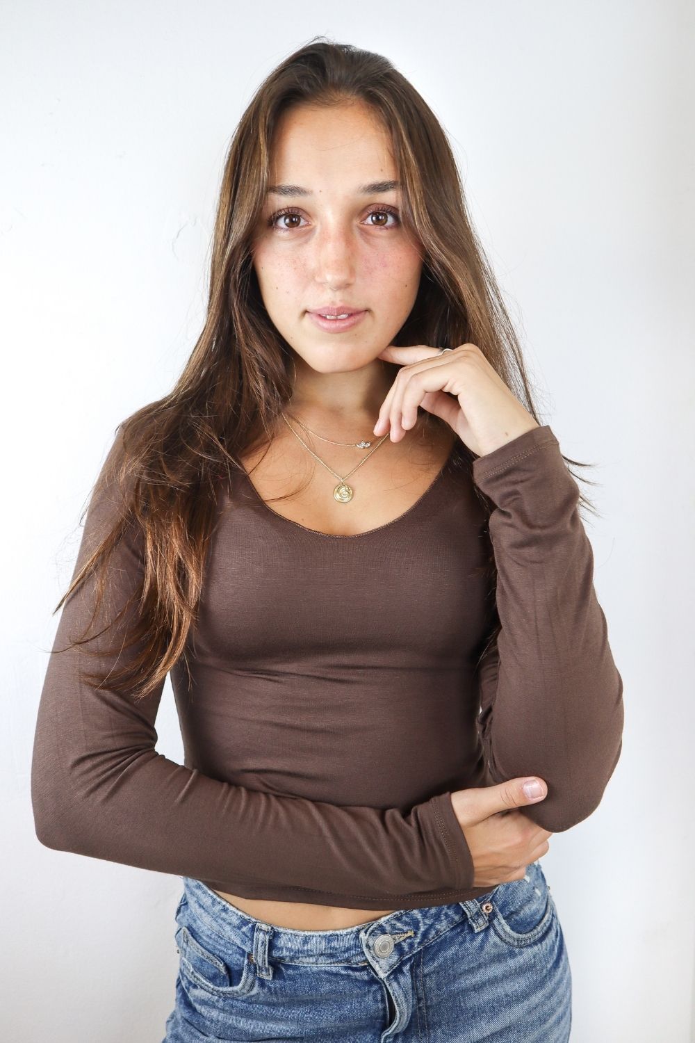 וי גזור קצרה במותן שרוול ארוך