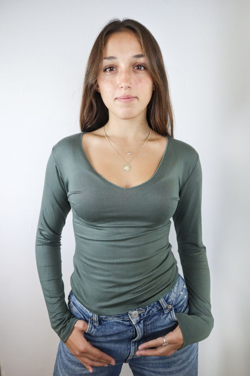 וי גזור קצרה במותן שרוול ארוך