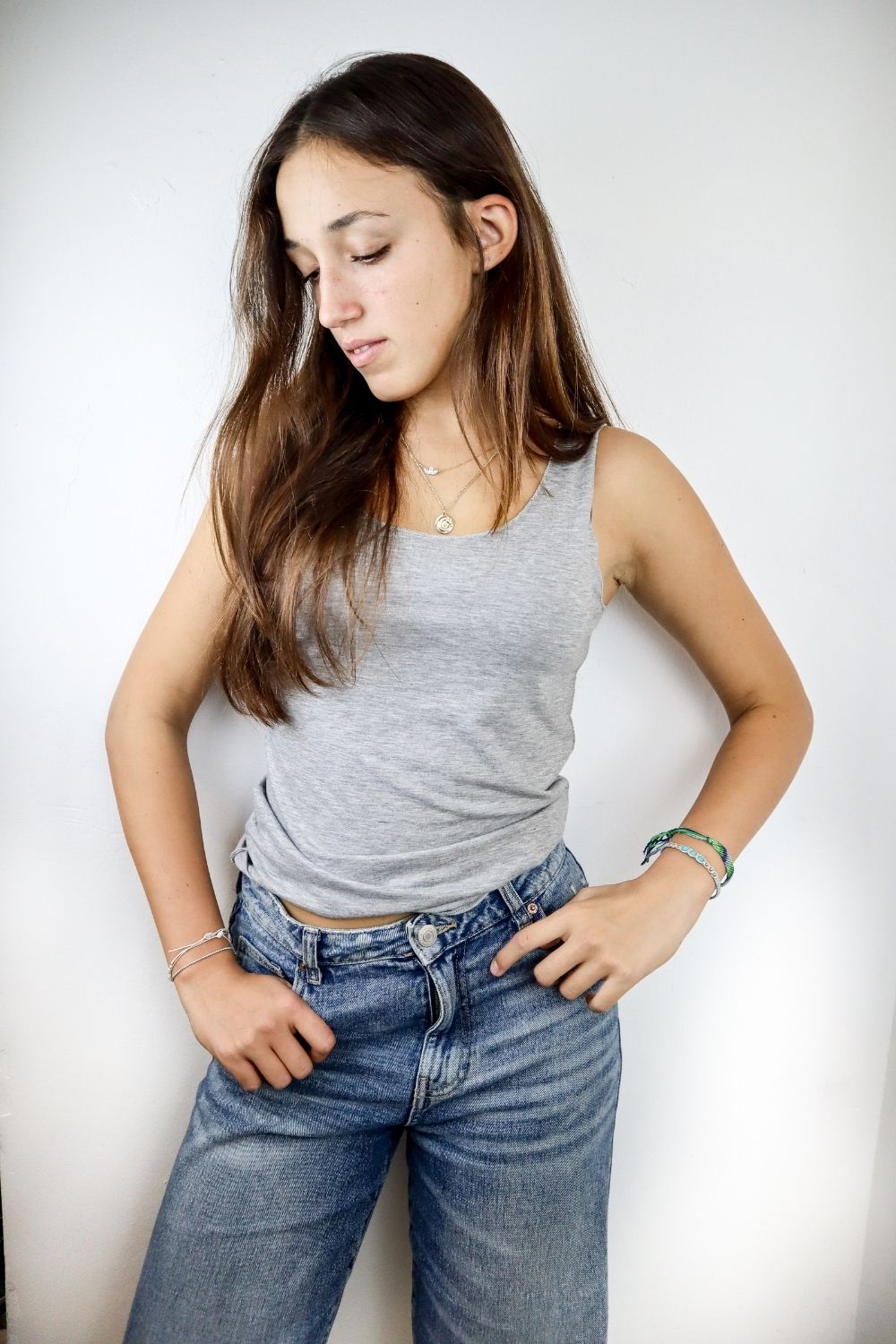 גופיה עם כתפיה רחבה