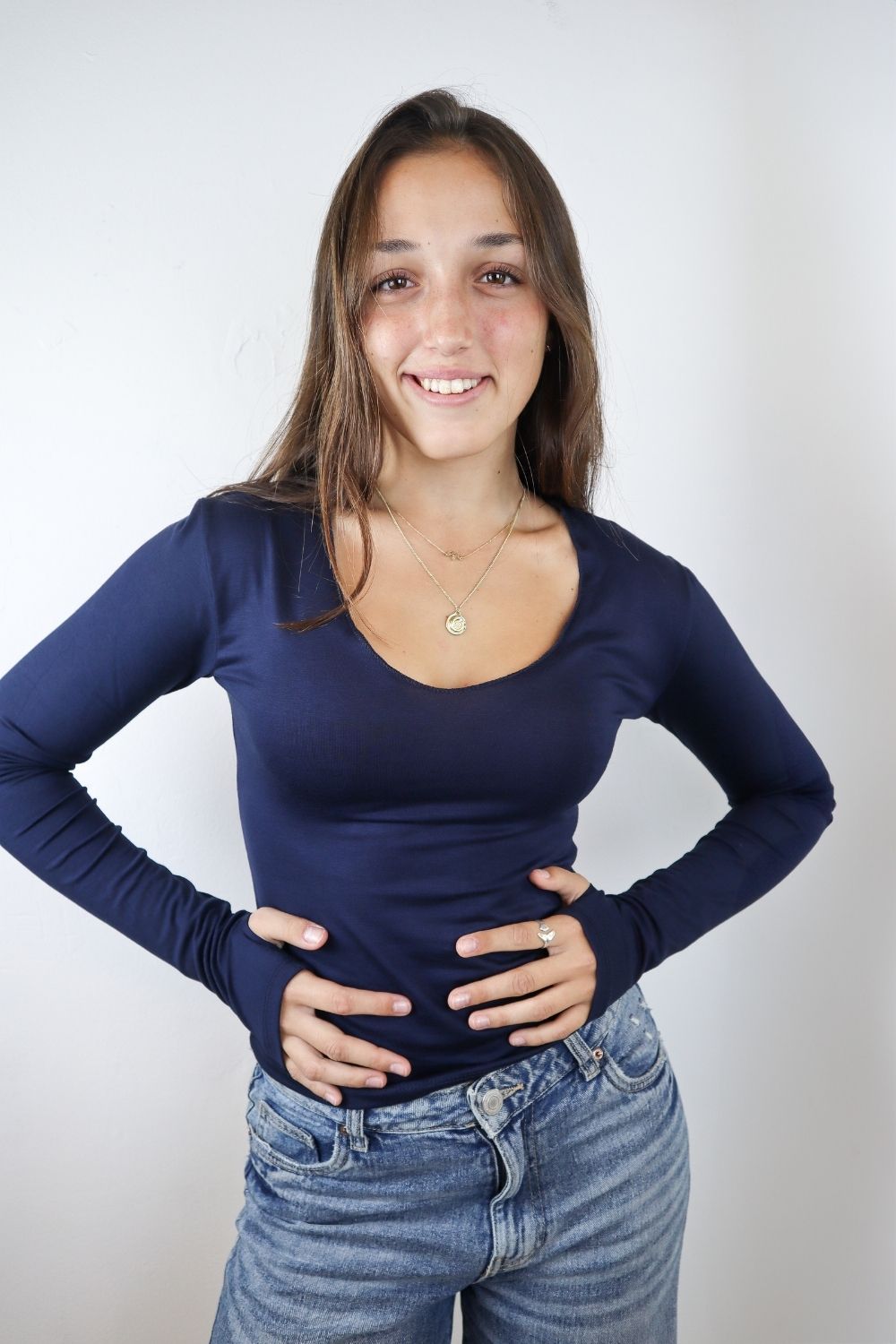 וי גזור קצרה במותן שרוול ארוך עם כפפה