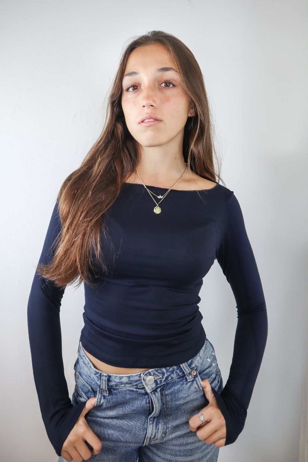 ניקי גזור קצרה במותן שרוול ארוך